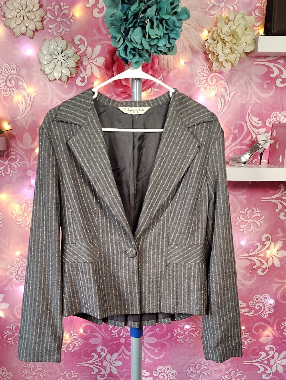 Stylish Gray Pinstripe Single-Button Blazer